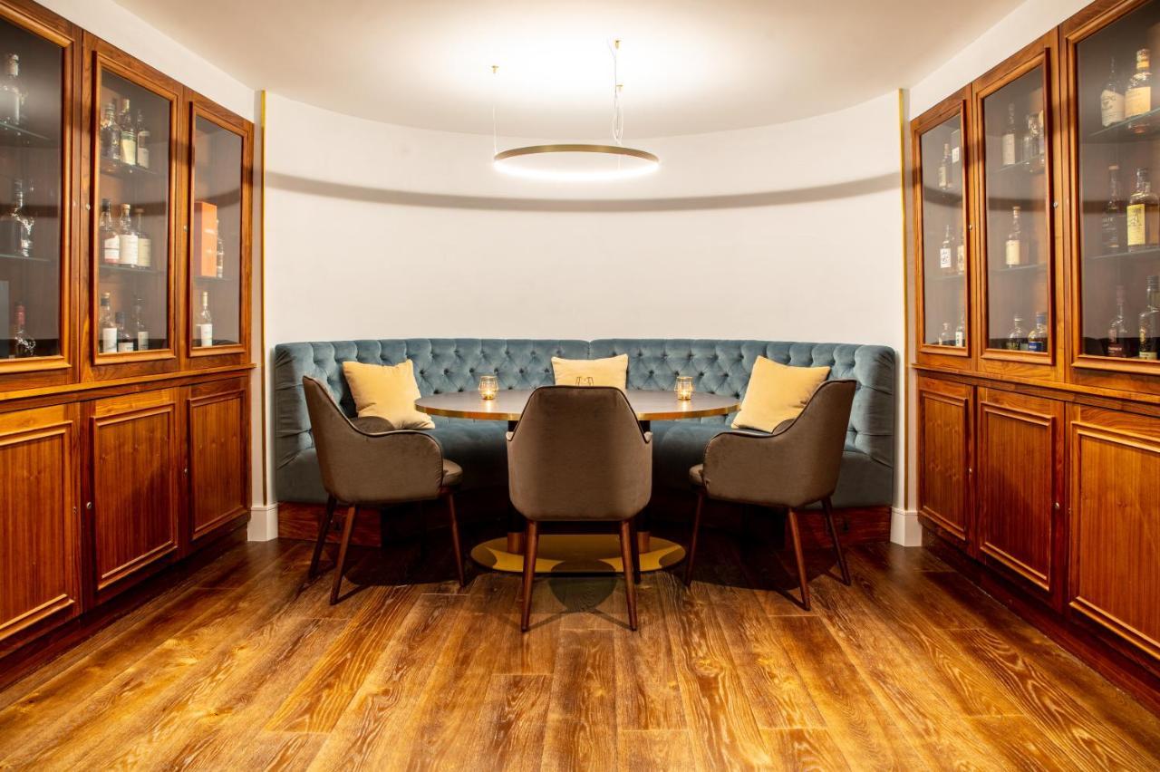 The Roseate Reading Hotell Exteriör bild The bar at the 2018 refurbishment