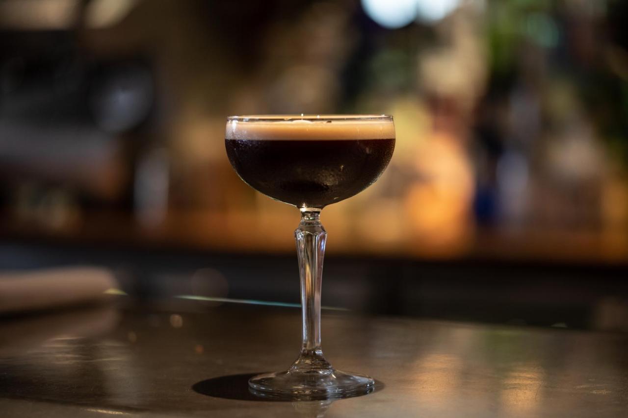 The Roseate Reading Hotell Exteriör bild A glass of espresso martini