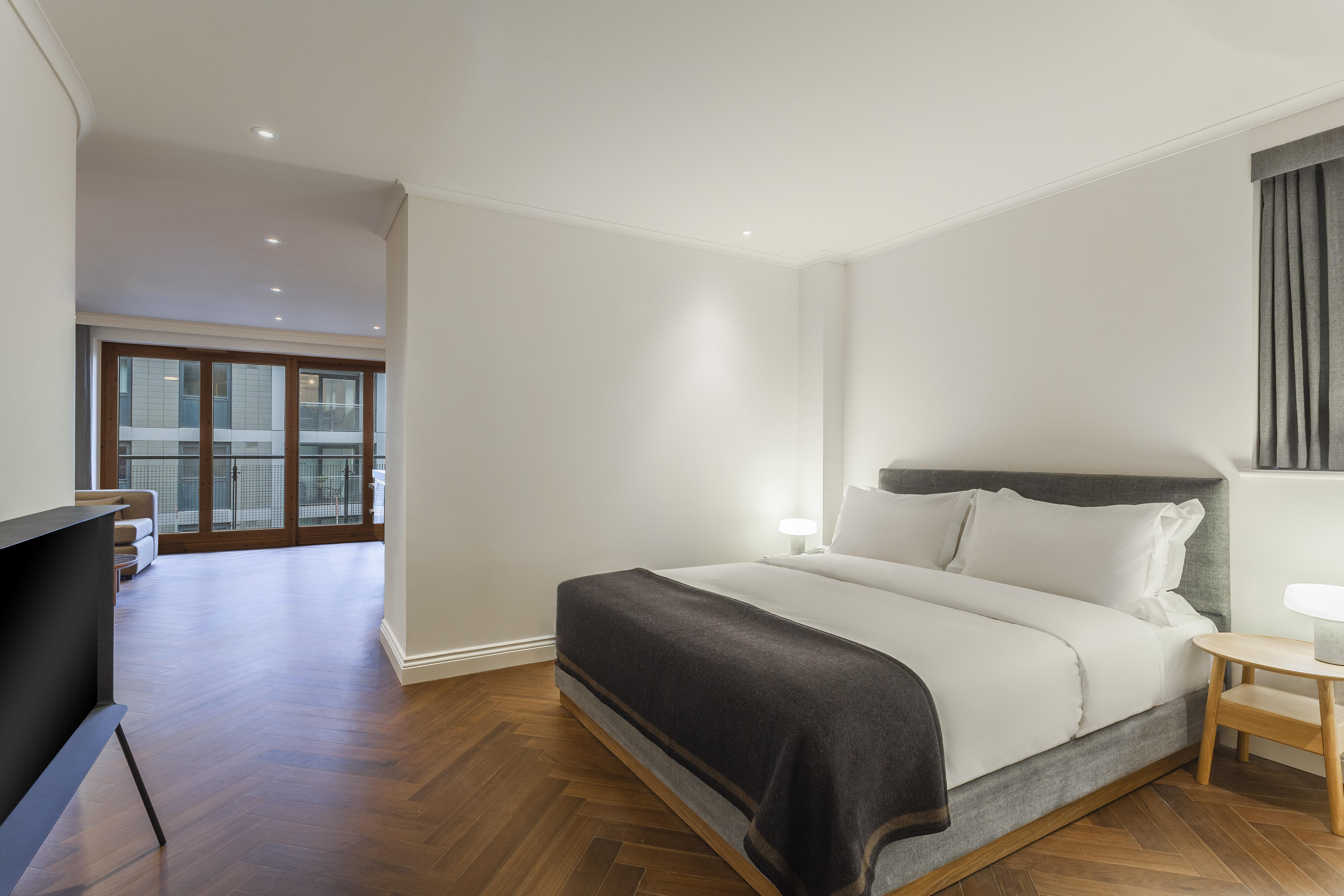 The Roseate Reading Hotell Exteriör bild A bedroom at the hotel