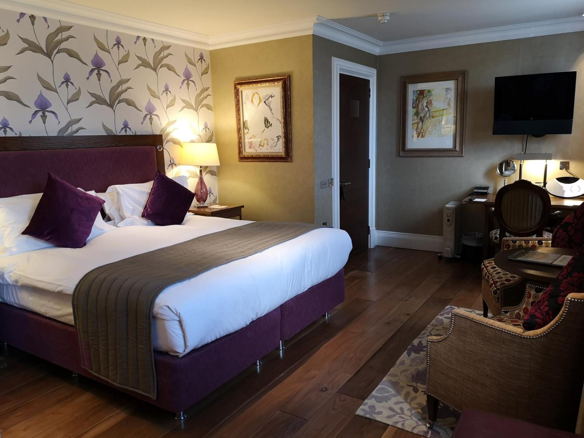 The Roseate Reading Hotell Exteriör bild A bedroom at the hotel