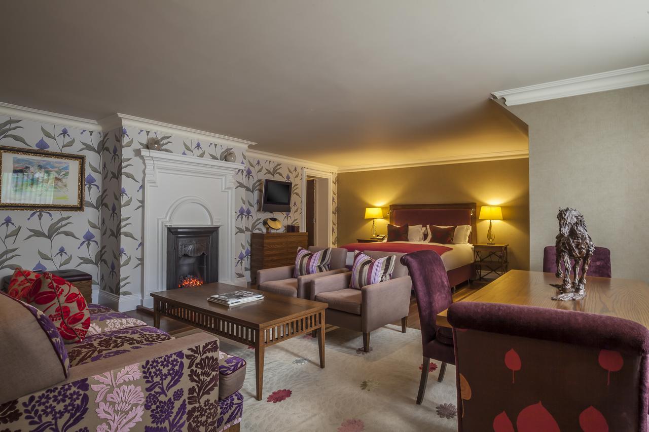 The Roseate Reading Hotell Exteriör bild The interior of a suite at the hotel