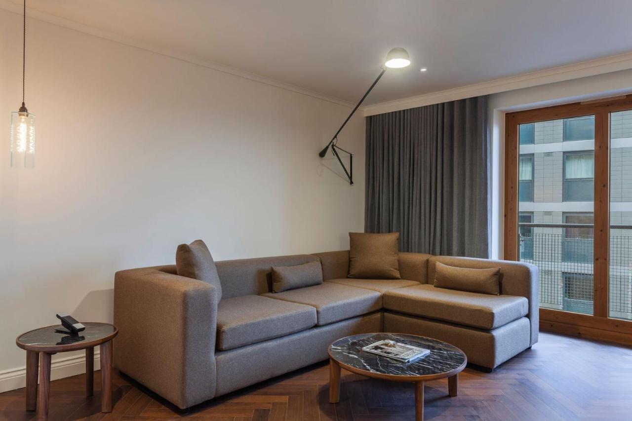 The Roseate Reading Hotell Exteriör bild A living room at the hotel