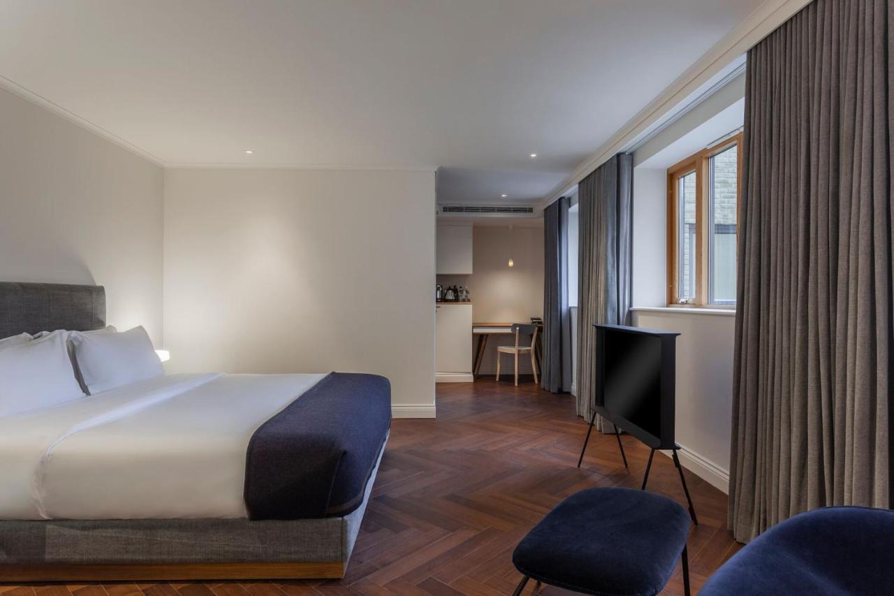 The Roseate Reading Hotell Exteriör bild A suite at the hotel