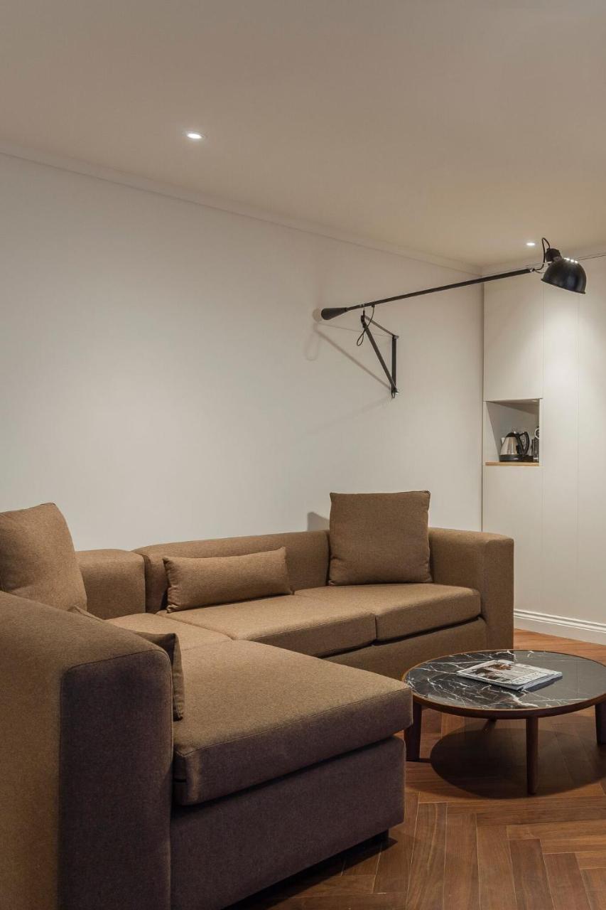 The Roseate Reading Hotell Exteriör bild A wall mounted light