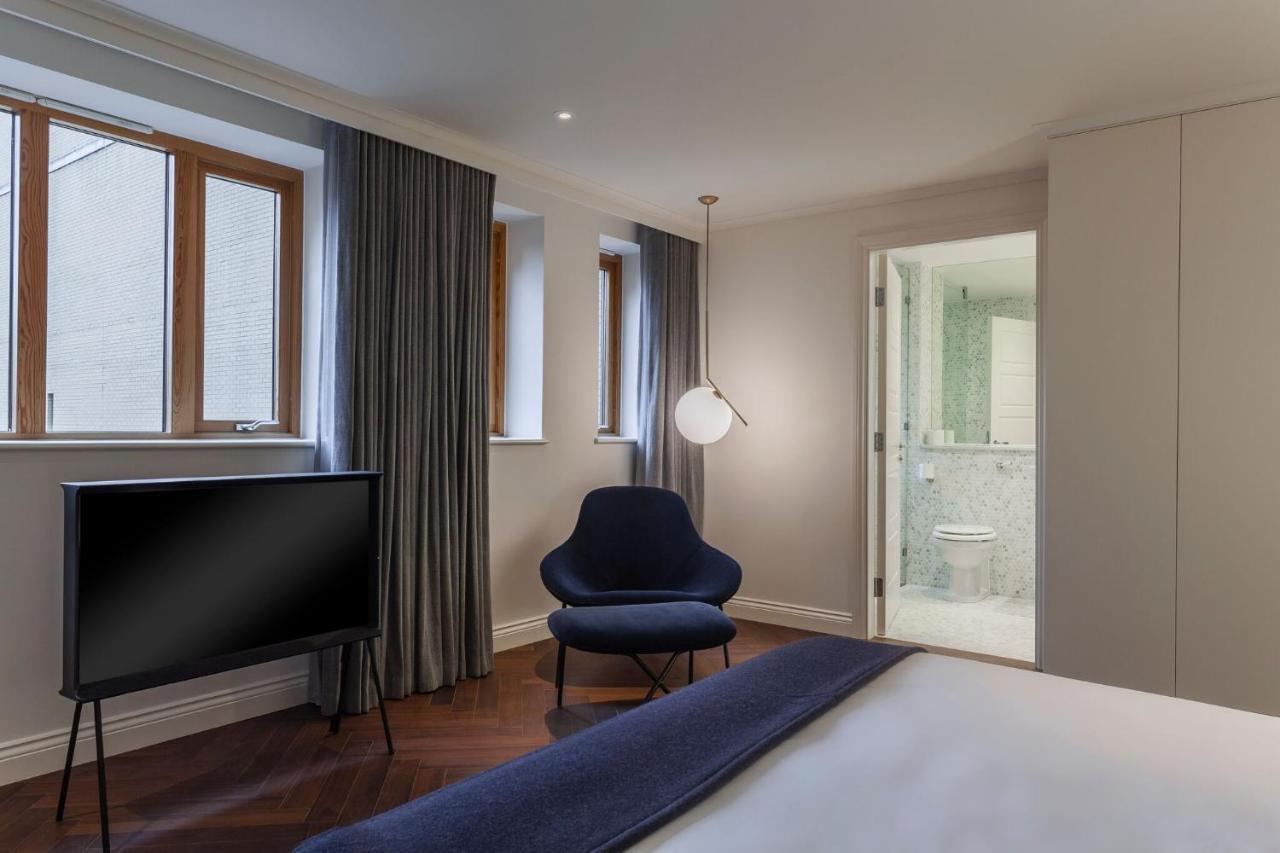 The Roseate Reading Hotell Exteriör bild A bedroom at the hotel