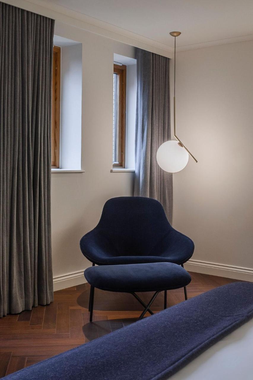 The Roseate Reading Hotell Exteriör bild Flos ic pendant light