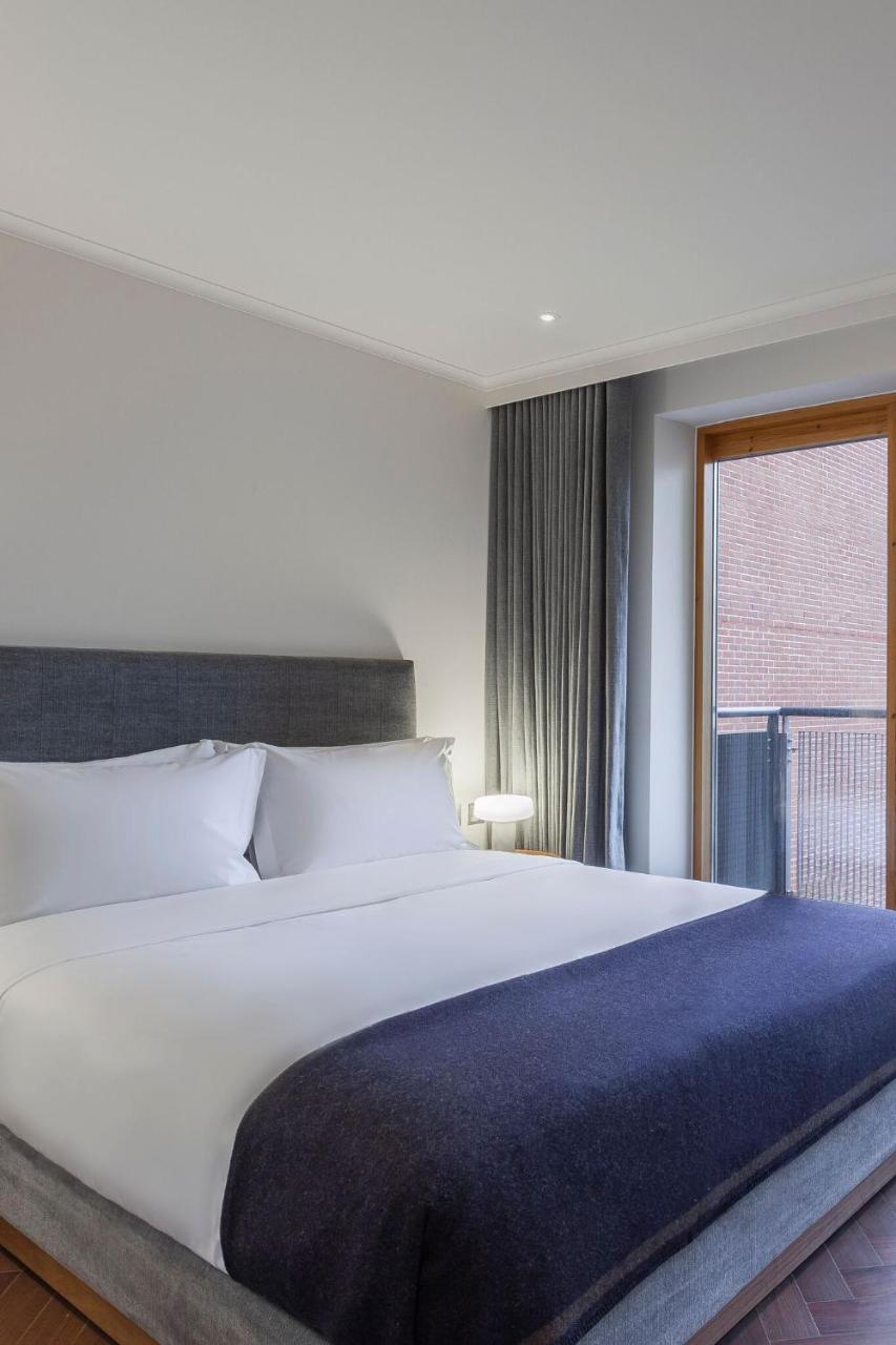 The Roseate Reading Hotell Exteriör bild A bedroom at the hotel
