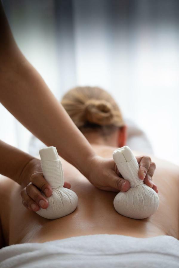 The Roseate Reading Hotell Exteriör bild Thai herbal compress massage