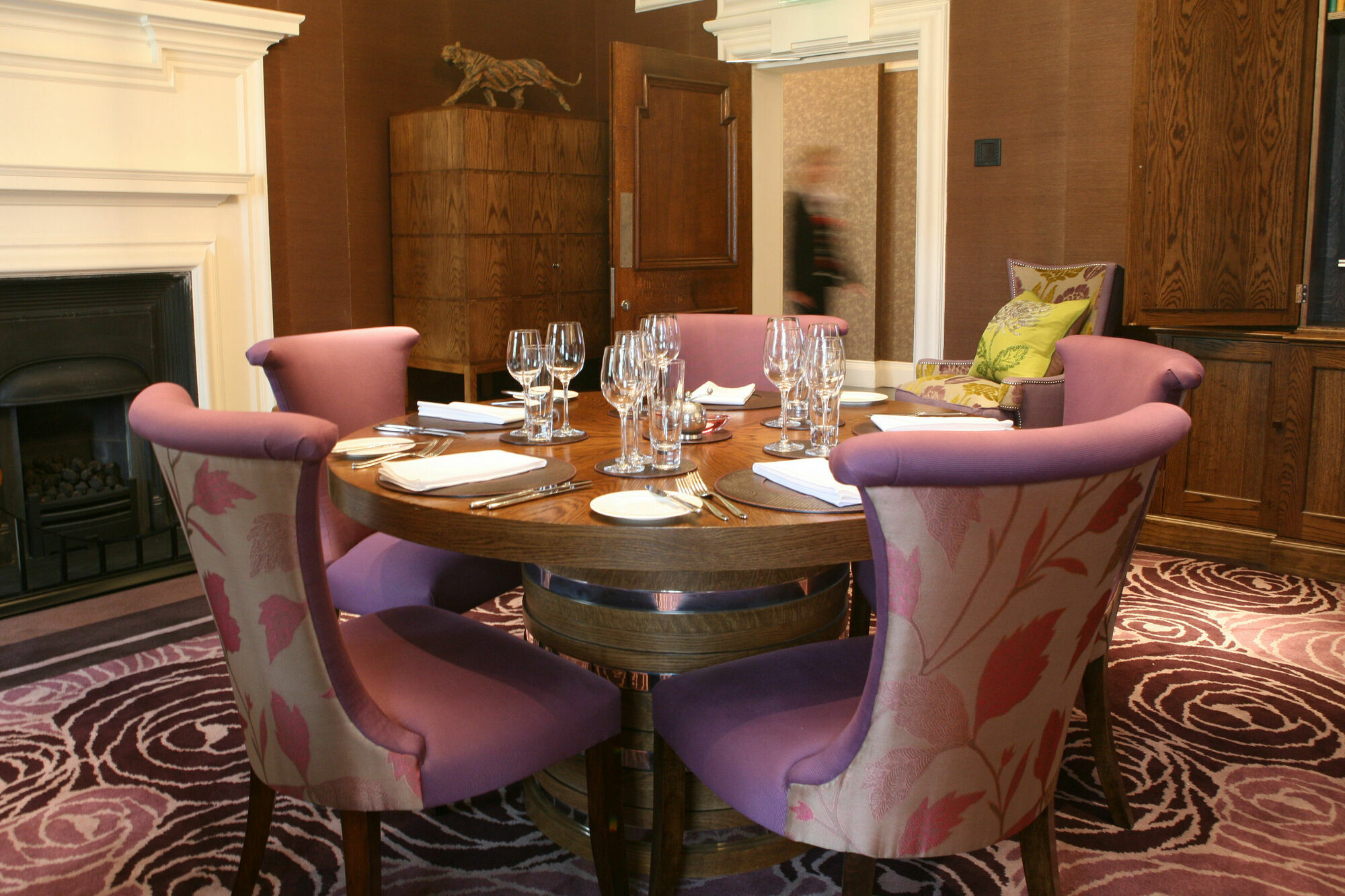 The Roseate Reading Hotell Exteriör bild The dining room at the hotel