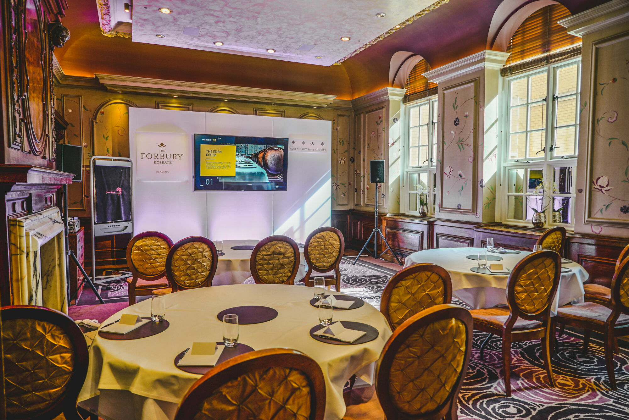 The Roseate Reading Hotell Exteriör bild The interior of the restaurant