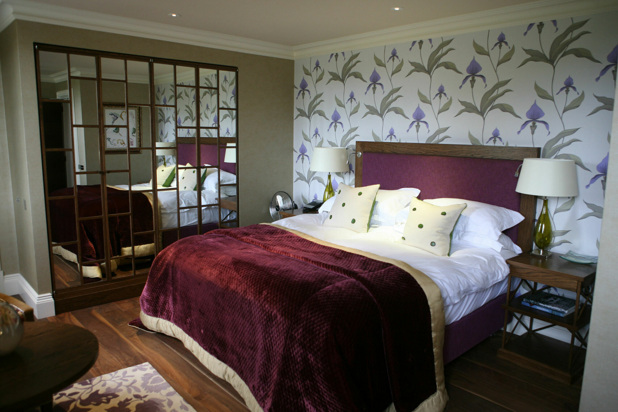 The Roseate Reading Hotell Exteriör bild A bedroom at the hotel